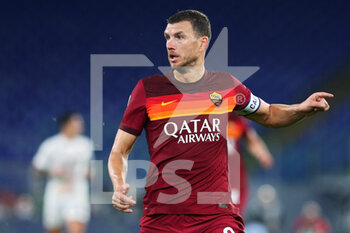 2020-10-18 - Edin Dzeko of Roma in action during the Italian championship Serie A football match between AS Roma and Benevento Calcio on October 18, 2020 at Stadio Olimpico in Rome, Italy - Photo Federico Proietti / DPPI - AS ROMA VS BENEVENTO CALCIO - ITALIAN SERIE A - SOCCER
