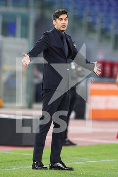 2020-10-18 - Roma head coach Paulo Fonseca reacts during the Italian championship Serie A football match between AS Roma and Benevento Calcio on October 18, 2020 at Stadio Olimpico in Rome, Italy - Photo Federico Proietti / DPPI - AS ROMA VS BENEVENTO CALCIO - ITALIAN SERIE A - SOCCER