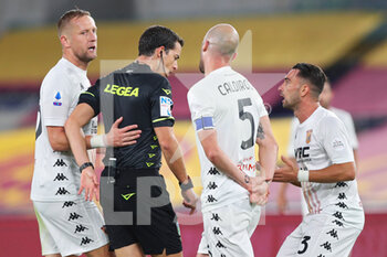 2020-10-18 - Kamil Glik of Benevento (L) protests with his teammates against the referee Giovanni Ayroldi during the Italian championship Serie A football match between AS Roma and Benevento Calcio on October 18, 2020 at Stadio Olimpico in Rome, Italy - Photo Federico Proietti / DPPI - AS ROMA VS BENEVENTO CALCIO - ITALIAN SERIE A - SOCCER