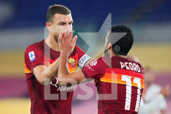 2020-10-18 - Edin Dzeko (R) and Pedro Rodriguez congratulate each other during the Italian championship Serie A football match between AS Roma and Benevento Calcio on October 18, 2020 at Stadio Olimpico in Rome, Italy - Photo Federico Proietti / DPPI - AS ROMA VS BENEVENTO CALCIO - ITALIAN SERIE A - SOCCER