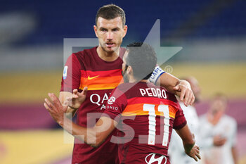 2020-10-18 - Edin Dzeko (R) and Pedro Rodriguez congratulate each other during the Italian championship Serie A football match between AS Roma and Benevento Calcio on October 18, 2020 at Stadio Olimpico in Rome, Italy - Photo Federico Proietti / DPPI - AS ROMA VS BENEVENTO CALCIO - ITALIAN SERIE A - SOCCER