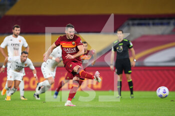 2020-10-18 - Jordan Veretout scores 3-2 goal by penalty during the Italian championship Serie A football match between AS Roma and Benevento Calcio on October 18, 2020 at Stadio Olimpico in Rome, Italy - Photo Federico Proietti / DPPI - AS ROMA VS BENEVENTO CALCIO - ITALIAN SERIE A - SOCCER