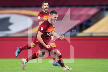 2020-10-18 - Jordan Veretout of Roma celebrates after scoring 3-2 goal by penalty during the Italian championship Serie A football match between AS Roma and Benevento Calcio on October 18, 2020 at Stadio Olimpico in Rome, Italy - Photo Federico Proietti / DPPI - AS ROMA VS BENEVENTO CALCIO - ITALIAN SERIE A - SOCCER