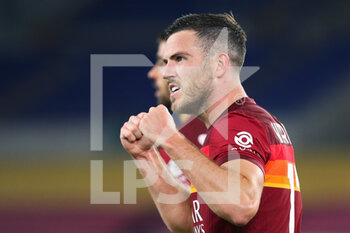 2020-10-18 - Jordan Veretout of Roma celebrates after scoring 3-2 goal by penalty during the Italian championship Serie A football match between AS Roma and Benevento Calcio on October 18, 2020 at Stadio Olimpico in Rome, Italy - Photo Federico Proietti / DPPI - AS ROMA VS BENEVENTO CALCIO - ITALIAN SERIE A - SOCCER