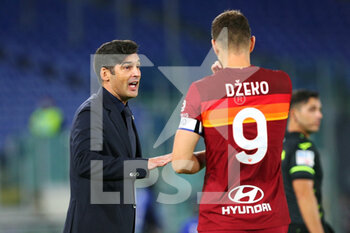 2020-10-18 - Roma head coach Paulo Fonseca (L) and Edin Dzeko talk each other during the Italian championship Serie A football match between AS Roma and Benevento Calcio on October 18, 2020 at Stadio Olimpico in Rome, Italy - Photo Federico Proietti / DPPI - AS ROMA VS BENEVENTO CALCIO - ITALIAN SERIE A - SOCCER