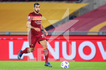 2020-10-18 - Henrikh Mkhitaryan of Roma in action during the Italian championship Serie A football match between AS Roma and Benevento Calcio on October 18, 2020 at Stadio Olimpico in Rome, Italy - Photo Federico Proietti / DPPI - AS ROMA VS BENEVENTO CALCIO - ITALIAN SERIE A - SOCCER