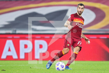 2020-10-18 - Henrikh Mkhitaryan of Roma in action during the Italian championship Serie A football match between AS Roma and Benevento Calcio on October 18, 2020 at Stadio Olimpico in Rome, Italy - Photo Federico Proietti / DPPI - AS ROMA VS BENEVENTO CALCIO - ITALIAN SERIE A - SOCCER