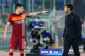 2020-10-18 - Roger Ibanez of Roma (L) and Roma head coach Paulo Fonseca talk each other during the Italian championship Serie A football match between AS Roma and Benevento Calcio on October 18, 2020 at Stadio Olimpico in Rome, Italy - Photo Federico Proietti / DPPI - AS ROMA VS BENEVENTO CALCIO - ITALIAN SERIE A - SOCCER