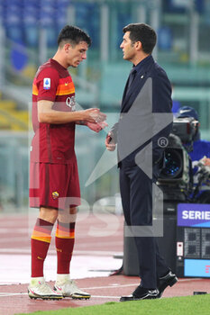 2020-10-18 - Roger Ibanez of Roma (L) and Roma head coach Paulo Fonseca talk each other during the Italian championship Serie A football match between AS Roma and Benevento Calcio on October 18, 2020 at Stadio Olimpico in Rome, Italy - Photo Federico Proietti / DPPI - AS ROMA VS BENEVENTO CALCIO - ITALIAN SERIE A - SOCCER