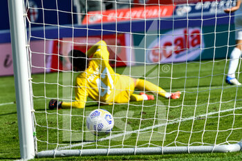 2020-10-18 - Andrea Consigli durante tiro del goal fi Mattias Svanberg (Bologna FC) - BOLOGNA VS SASSUOLO - ITALIAN SERIE A - SOCCER