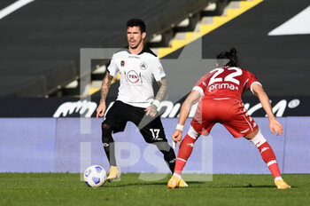 2020-10-18 - Diego Farias of AC Spezia in action against Martin Caceres of ACF Fiorentina - SPEZIA VS FIORENTINA - ITALIAN SERIE A - SOCCER