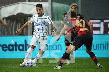 2020-10-24 - Lautaro Martinez (Inter), Milan Badelj (Genoa) - GENOA VS INTER - ITALIAN SERIE A - SOCCER