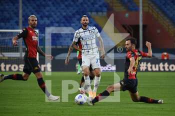 2020-10-24 - Alexis Sanchez (Inter), Milan Badelj (Genoa) - GENOA VS INTER - ITALIAN SERIE A - SOCCER