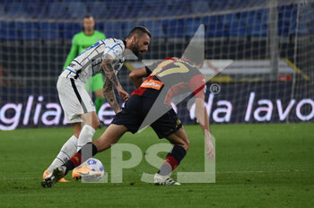 2020-10-24 - Marcelo Brozovic (Inter), Milan Badelj (Genoa) - GENOA VS INTER - ITALIAN SERIE A - SOCCER