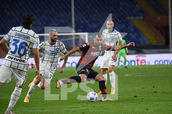 2020-10-24 - Marcelo Brozovic (Inter), Goran Pandev (Genoa) - GENOA VS INTER - ITALIAN SERIE A - SOCCER