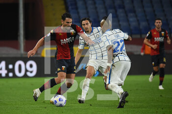 2020-10-24 - Edoardo Goldaniga (Genoa) , Matteo Darmian (Inter), Arturo Vidal (Inter) - GENOA VS INTER - ITALIAN SERIE A - SOCCER