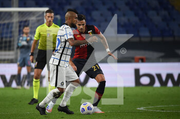2020-10-24 - Arturo Vidal (Inter), Ivan Radovanovic (Genoa) - GENOA VS INTER - ITALIAN SERIE A - SOCCER
