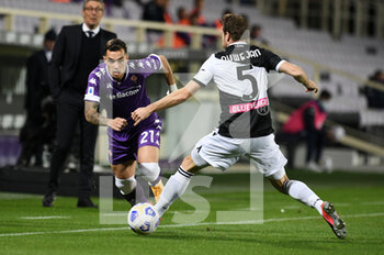 2020-10-25 - pol Lirola of ACF Fiorentina in action against Thomas Ouwejan of Udinese Calcio - FIORENTINA VS UDINESE - ITALIAN SERIE A - SOCCER