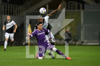 2020-10-25 - Jose' Callejon of ACF Fiorentina in action against Sebastian Prodl of Udinese Calcio - FIORENTINA VS UDINESE - ITALIAN SERIE A - SOCCER