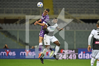 2020-10-25 - Nikola Milenkovic of ACF Fiorentina in action against Stefano Okaka of Udinese Calcio - FIORENTINA VS UDINESE - ITALIAN SERIE A - SOCCER