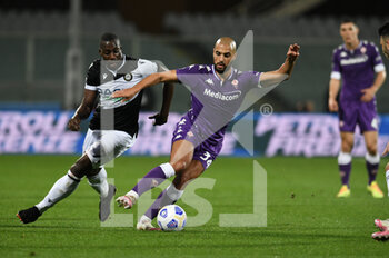 2020-10-25 - Sofyan Amrabat of ACF Fiorentina in action against Stefano Okaka of Udinese Calcio - FIORENTINA VS UDINESE - ITALIAN SERIE A - SOCCER