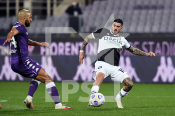 2020-10-25 - Rodrigo De Paul of Udinese Calcio in action against Sofyan Amrabat of ACF Fiorentina  - FIORENTINA VS UDINESE - ITALIAN SERIE A - SOCCER