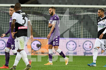 2020-10-25 - German Pezzella of ACF Fiorentina replaced after an injury Francesco Fourneau referee during the match - FIORENTINA VS UDINESE - ITALIAN SERIE A - SOCCER