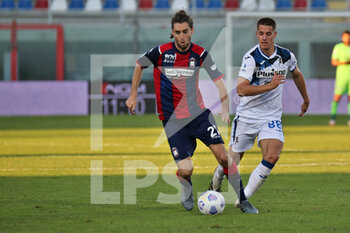 2020-10-31 - Niccolò Zanellato (Crotone FC) and Mario Pasalic (Atalanta BC) - CROTONE VS ATALANTA - ITALIAN SERIE A - SOCCER