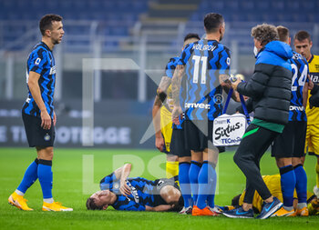 2020-10-31 - Nicolo Barella of FC Internazionale injured during the match during the Serie A 2020/21 match between FC Internazionale vs Parma Calcio at the San Siro Stadium, Milan, Italy on October 31, 2020 - Photo Fabrizio Carabelli - INTER VS PARMA - ITALIAN SERIE A - SOCCER