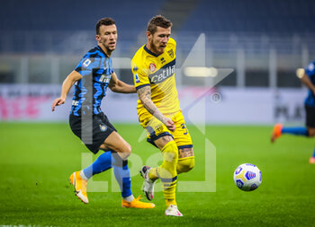 2020-10-31 - Juraj Kucka of Parma Calcio fights for the ball against Ivan Perisic of FC Internazionale during the Serie A 2020/21 match between FC Internazionale vs Parma Calcio at the San Siro Stadium, Milan, Italy on October 31, 2020 - Photo Fabrizio Carabelli - INTER VS PARMA - ITALIAN SERIE A - SOCCER