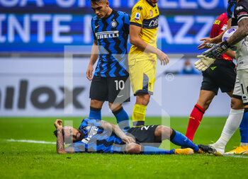 2020-10-31 - Arturo Vidal of FC Internazionale injured during the match during the Serie A 2020/21 match between FC Internazionale vs Parma Calcio at the San Siro Stadium, Milan, Italy on October 31, 2020 - Photo Fabrizio Carabelli - INTER VS PARMA - ITALIAN SERIE A - SOCCER