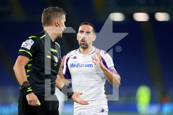 2020-11-01 - Franck Ribery of Fiorentina (R) and the referee Daniele Orsato talk each other during the Italian championship Serie A football match between AS Roma and ACF Fiorentina on November 1, 2020 at Stadio Olimpico in Rome, Italy - Photo Federico Proietti / DPPI - AS ROMA AND ACF FIORENTINA - ITALIAN SERIE A - SOCCER