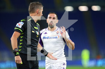 2020-11-01 - The referee Daniele Orsato and Franck Ribery of Fiorentina talk to each other during the Italian championship Serie A football match between AS Roma and ACF Fiorentina on November 1, 2020 at Stadio Olimpico in Rome, Italy - Photo Federico Proietti / DPPI - AS ROMA AND ACF FIORENTINA - ITALIAN SERIE A - SOCCER