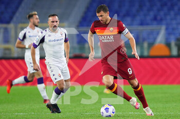 2020-11-01 - Franck Ribery of Fiorentina (L) and Edin Dzeko of Roma in action during the Italian championship Serie A football match between AS Roma and ACF Fiorentina on November 1, 2020 at Stadio Olimpico in Rome, Italy - Photo Federico Proietti / DPPI - AS ROMA AND ACF FIORENTINA - ITALIAN SERIE A - SOCCER