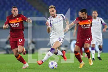2020-11-01 - Gaetano Castrovilli of Fiorentina (C) fights for the ball with Jordan Veretout and Pedro Rodriguez (R) of Roma during the Italian championship Serie A football match between AS Roma and ACF Fiorentina on November 1, 2020 at Stadio Olimpico in Rome, Italy - Photo Federico Proietti / DPPI - AS ROMA AND ACF FIORENTINA - ITALIAN SERIE A - SOCCER