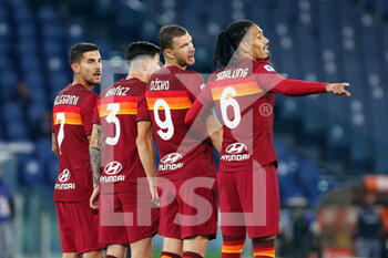 2020-11-01 - Edin Dzeko and Chris Smalling of Roma during Fiorentina's free kick during the Italian championship Serie A football match between AS Roma and ACF Fiorentina on November 1, 2020 at Stadio Olimpico in Rome, Italy - Photo Federico Proietti / DPPI - AS ROMA AND ACF FIORENTINA - ITALIAN SERIE A - SOCCER