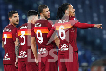 2020-11-01 - Lorenzo Pellegrini (L), Roger Ibanez, Edin Dzeko and Chris Smalling of Roma during Fiorentina free kick during the Italian championship Serie A football match between AS Roma and ACF Fiorentina on November 1, 2020 at Stadio Olimpico in Rome, Italy - Photo Federico Proietti / DPPI - AS ROMA AND ACF FIORENTINA - ITALIAN SERIE A - SOCCER