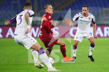 2020-11-01 - Rick Karsdorp of Roma (C) and Franck Ribery of Fiorentina (R) in action during the Italian championship Serie A football match between AS Roma and ACF Fiorentina on November 1, 2020 at Stadio Olimpico in Rome, Italy - Photo Federico Proietti / DPPI - AS ROMA AND ACF FIORENTINA - ITALIAN SERIE A - SOCCER