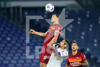 2020-11-01 - Edin Dzeko of Roma (UP) goes for a header with Lucas Quarta of Fiorentina during the Italian championship Serie A football match between AS Roma and ACF Fiorentina on November 1, 2020 at Stadio Olimpico in Rome, Italy - Photo Federico Proietti / DPPI - AS ROMA AND ACF FIORENTINA - ITALIAN SERIE A - SOCCER