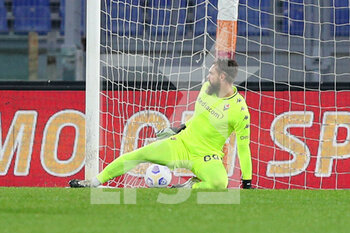 2020-11-01 - Fiorentina goalkeeper Bartolomiej Dragowski after Leonardo Spinazzola of Roma scores 1-0 goal during the Italian championship Serie A football match between AS Roma and ACF Fiorentina on November 1, 2020 at Stadio Olimpico in Rome, Italy - Photo Federico Proietti / DPPI - AS ROMA AND ACF FIORENTINA - ITALIAN SERIE A - SOCCER