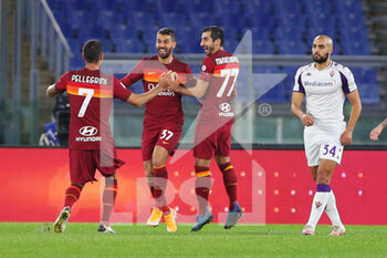 2020-11-01 - Leonardo Spinazzola of Roma celebrates with his teammates after scoring 1-0 goal during the Italian championship Serie A football match between AS Roma and ACF Fiorentina on November 1, 2020 at Stadio Olimpico in Rome, Italy - Photo Federico Proietti / DPPI - AS ROMA AND ACF FIORENTINA - ITALIAN SERIE A - SOCCER