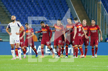 2020-11-01 - Leonardo Spinazzola of Roma celebrates with his teammates after scoring 1-0 goal during the Italian championship Serie A football match between AS Roma and ACF Fiorentina on November 1, 2020 at Stadio Olimpico in Rome, Italy - Photo Federico Proietti / DPPI - AS ROMA AND ACF FIORENTINA - ITALIAN SERIE A - SOCCER