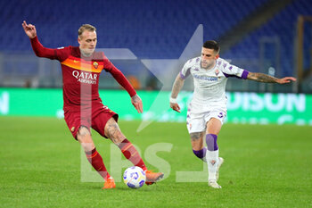 2020-11-01 - Rick Karsdorp of Roma (L) vies for the ball with Cristiano Biraghi of Fiorentina during the Italian championship Serie A football match between AS Roma and ACF Fiorentina on November 1, 2020 at Stadio Olimpico in Rome, Italy - Photo Federico Proietti / DPPI - AS ROMA AND ACF FIORENTINA - ITALIAN SERIE A - SOCCER