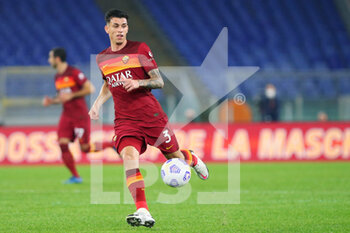2020-11-01 - Roger Ibanez of Roma in action during the Italian championship Serie A football match between AS Roma and ACF Fiorentina on November 1, 2020 at Stadio Olimpico in Rome, Italy - Photo Federico Proietti / DPPI - AS ROMA AND ACF FIORENTINA - ITALIAN SERIE A - SOCCER
