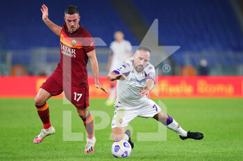 2020-11-01 - Franck Ribery of Fiorentina (R) vies for the ball with Jordan Veretout of Roma (L) during the Italian championship Serie A football match between AS Roma and ACF Fiorentina on November 1, 2020 at Stadio Olimpico in Rome, Italy - Photo Federico Proietti / DPPI - AS ROMA AND ACF FIORENTINA - ITALIAN SERIE A - SOCCER