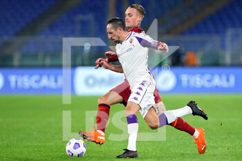 2020-11-01 - Franck Ribery of Fiorentina vies for the ball with Rick Karsdorp of Roma during the Italian championship Serie A football match between AS Roma and ACF Fiorentina on November 1, 2020 at Stadio Olimpico in Rome, Italy - Photo Federico Proietti / DPPI - AS ROMA AND ACF FIORENTINA - ITALIAN SERIE A - SOCCER