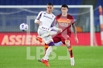 2020-11-01 - Jose' Maria Callejon of Fiorentina (L) vies for the ball with Roger Ibanez of Roma (R) during the Italian championship Serie A football match between AS Roma and ACF Fiorentina on November 1, 2020 at Stadio Olimpico in Rome, Italy - Photo Federico Proietti / DPPI - AS ROMA AND ACF FIORENTINA - ITALIAN SERIE A - SOCCER