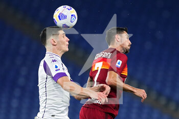 2020-11-01 - Nikola Milenkovic of Fiorentina (L) goes for a header with Lorenzo Pellegrini of Roma during the Italian championship Serie A football match between AS Roma and ACF Fiorentina on November 1, 2020 at Stadio Olimpico in Rome, Italy - Photo Federico Proietti / DPPI - AS ROMA AND ACF FIORENTINA - ITALIAN SERIE A - SOCCER