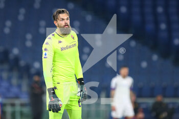 2020-11-01 - Fiorentina goalkeeper Bartlomiej Dragowski reacts during the Italian championship Serie A football match between AS Roma and ACF Fiorentina on November 1, 2020 at Stadio Olimpico in Rome, Italy - Photo Federico Proietti / DPPI - AS ROMA AND ACF FIORENTINA - ITALIAN SERIE A - SOCCER