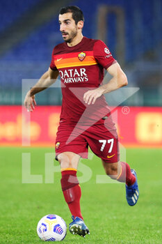 2020-11-01 - Henrick Mkhitaryan of Roma in action during the Italian championship Serie A football match between AS Roma and ACF Fiorentina on November 1, 2020 at Stadio Olimpico in Rome, Italy - Photo Federico Proietti / DPPI - AS ROMA AND ACF FIORENTINA - ITALIAN SERIE A - SOCCER